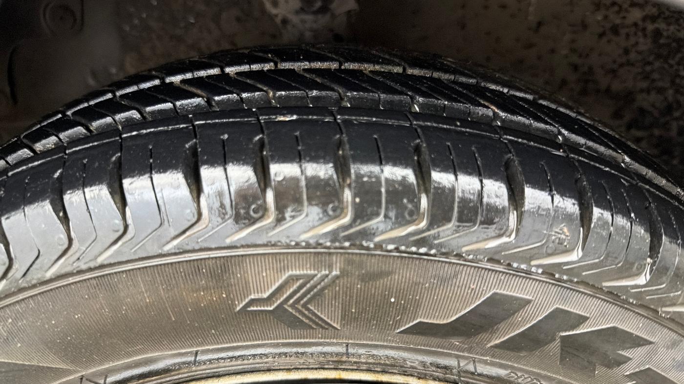 2015 Hyundai Eon ERA +, CNG, Manual, 29,772 km, Left Front Tyre Tread