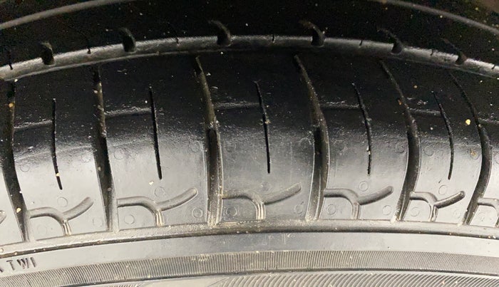 2016 Hyundai i10 MAGNA 1.1, Petrol, Manual, 63,253 km, Left Front Tyre Tread