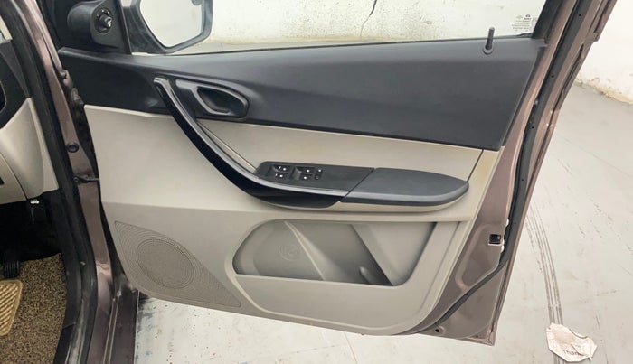 2016 Tata Tiago XT PETROL, Petrol, Manual, 82,868 km, Driver Side Door Panels Control