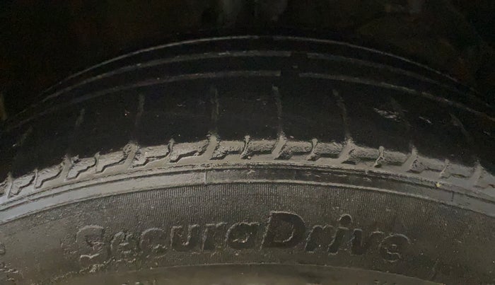2018 Maruti Swift VXI, CNG, Manual, 87,544 km, Right Front Tyre Tread