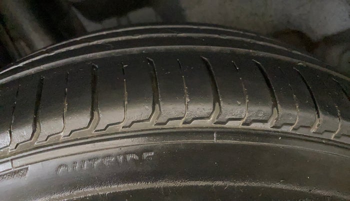 2018 Maruti Swift VXI, CNG, Manual, 87,544 km, Right Rear Tyre Tread