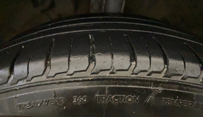 2018 Maruti Swift VXI, CNG, Manual, 87,544 km, Left Front Tyre Tread