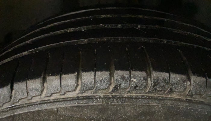 2018 Maruti Swift VXI, CNG, Manual, 87,544 km, Left Rear Tyre Tread