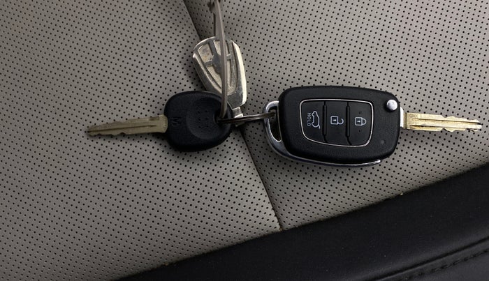 2024 Hyundai VENUE S 1.2, Petrol, Manual, 21,891 km, Key Close Up