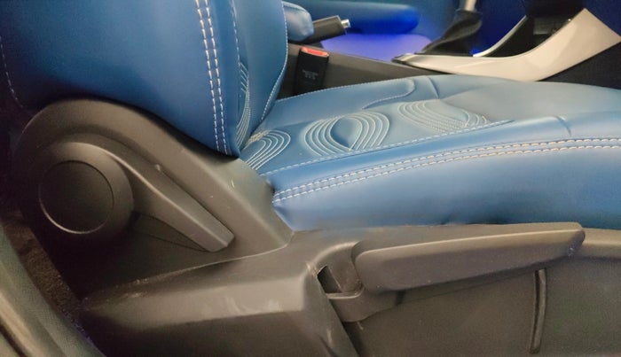 2024 Tata ALTROZ XZA + SUNROOF, Petrol, Automatic, 13,097 km, Driver Side Adjustment Panel