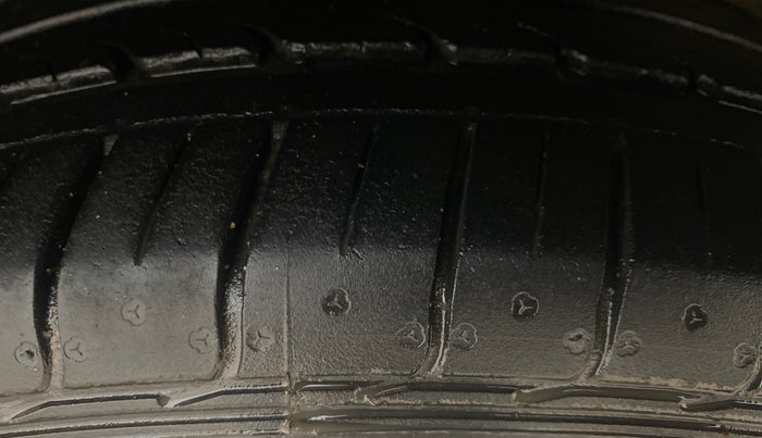 2021 Maruti Ciaz ZETA 1.5 SHVS MT PETROL, Petrol, Manual, 22,722 km, Right Front Tyre Tread