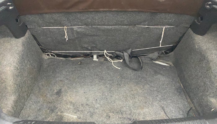 2015 Volkswagen Polo COMFORTLINE 1.2L, Petrol, Manual, 1,02,403 km, Boot Inside