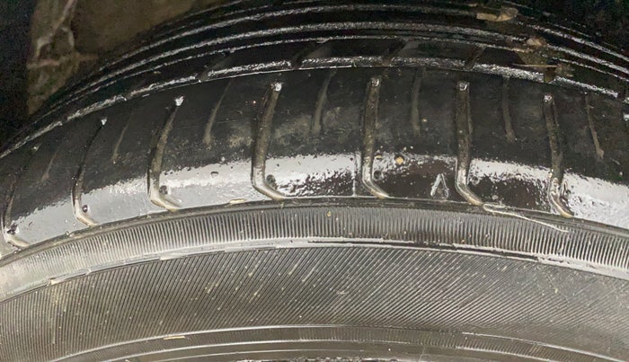 2015 Volkswagen Polo COMFORTLINE 1.2L, Petrol, Manual, 1,02,403 km, Right Front Tyre Tread