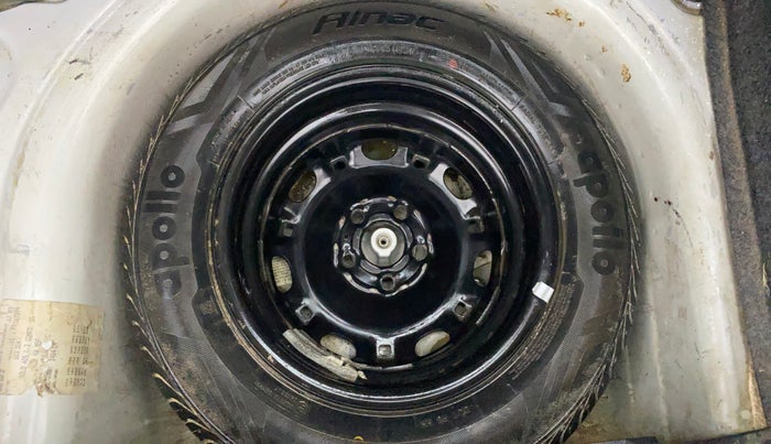 2015 Volkswagen Polo COMFORTLINE 1.2L, Petrol, Manual, 1,02,403 km, Spare Tyre