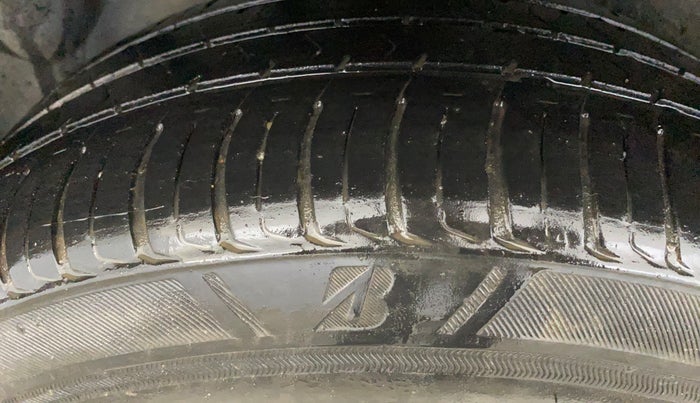 2015 Volkswagen Polo COMFORTLINE 1.2L, Petrol, Manual, 1,02,403 km, Right Rear Tyre Tread