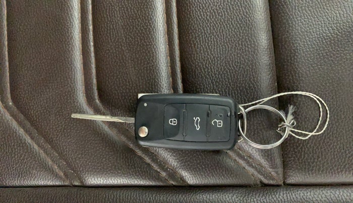 2015 Volkswagen Polo COMFORTLINE 1.2L, Petrol, Manual, 1,02,403 km, Key Close Up