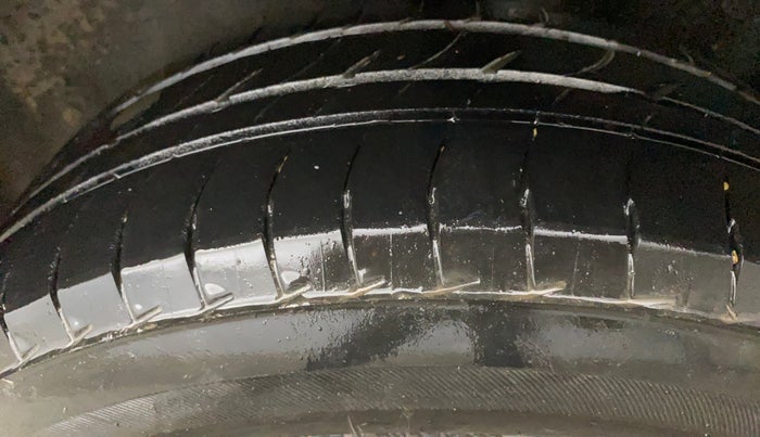 2015 Volkswagen Polo COMFORTLINE 1.2L, Petrol, Manual, 1,02,403 km, Left Rear Tyre Tread