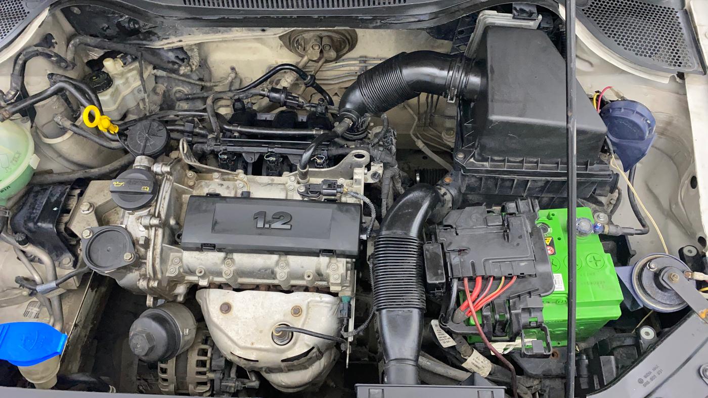 2015 Volkswagen Polo COMFORTLINE 1.2L, Petrol, Manual, 1,23,456 km, Engine View - Left