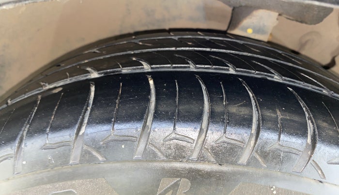 2015 Volkswagen Jetta HIGHLINE TDI AT, Diesel, Automatic, 1,18,810 km, Left Front Tyre Tread