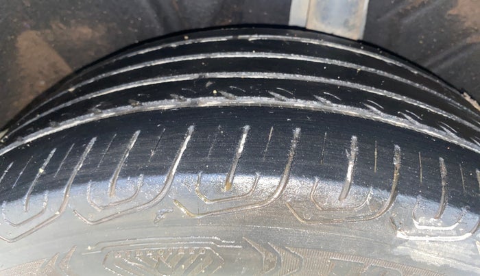 2015 Volkswagen Jetta HIGHLINE TDI AT, Diesel, Automatic, 1,18,810 km, Left Rear Tyre Tread