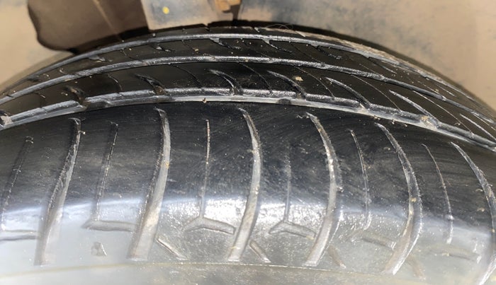 2015 Volkswagen Jetta HIGHLINE TDI AT, Diesel, Automatic, 1,18,810 km, Right Front Tyre Tread