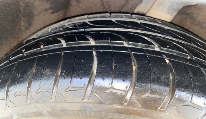 2015 Volkswagen Jetta HIGHLINE TDI AT, Diesel, Automatic, 1,18,810 km, Right Rear Tyre Tread