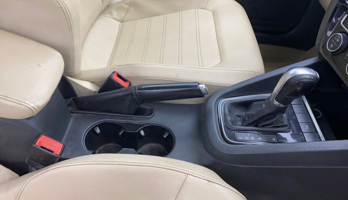 2015 Volkswagen Jetta HIGHLINE TDI AT, Diesel, Automatic, 1,18,810 km, Gear Lever