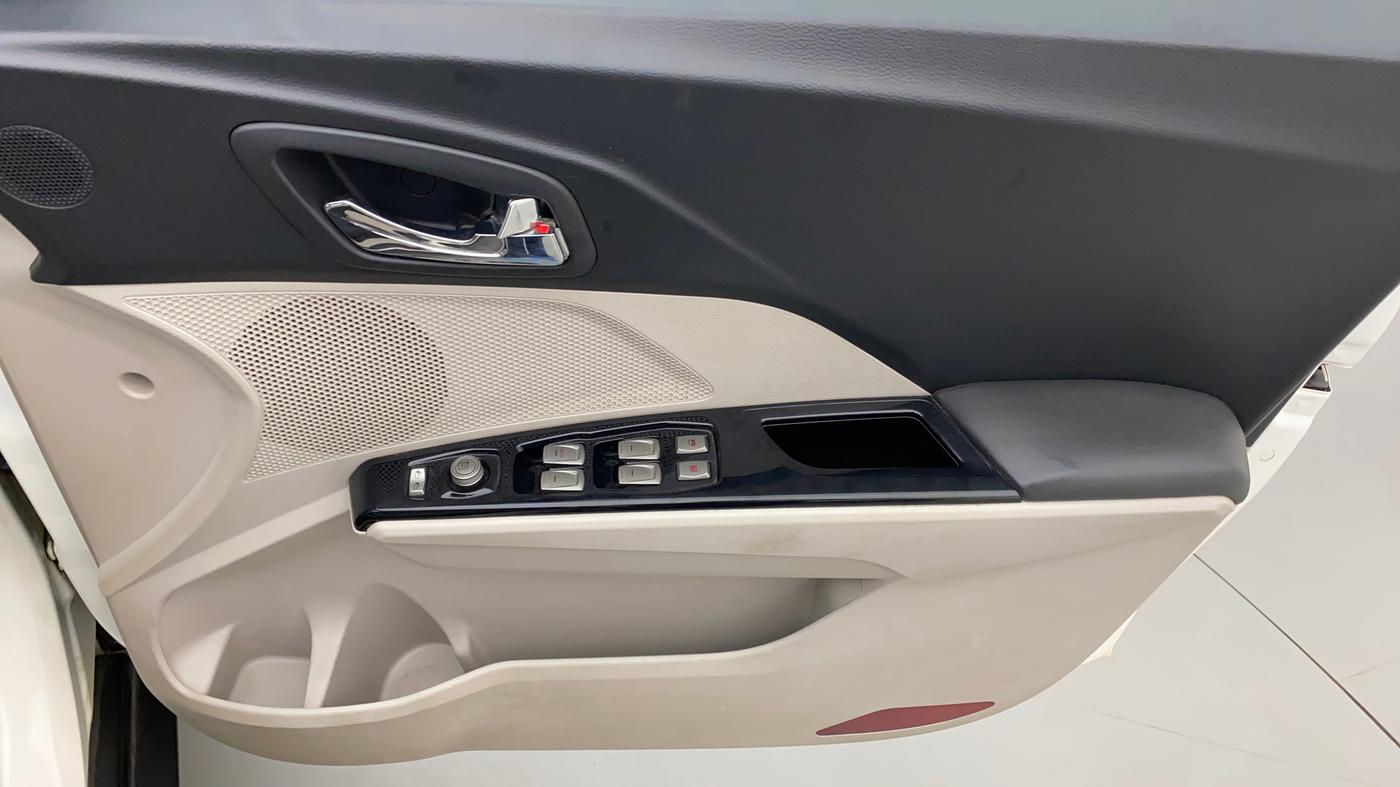 2019 Mahindra XUV300 W8 1.5 DIESEL, Diesel, Manual, 1,28,939 km, Driver Side Door Panels Control
