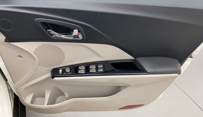 2019 Mahindra XUV300 W8 1.5 DIESEL, Diesel, Manual, 1,28,939 km, Driver Side Door Panels Control