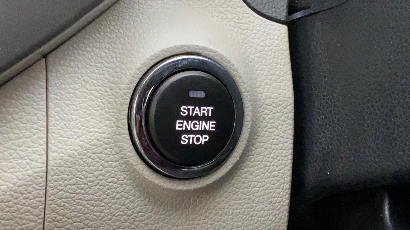 2019 Mahindra XUV300 W8 1.5 DIESEL, Diesel, Manual, 1,28,939 km, Keyless Start/ Stop Button