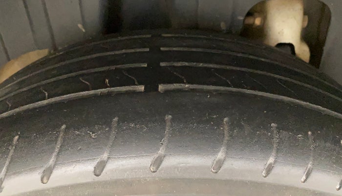 2019 Mahindra XUV300 W8 1.5 DIESEL, Diesel, Manual, 1,28,939 km, Right Rear Tyre Tread