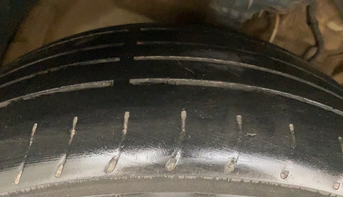 2019 Mahindra XUV300 W8 1.5 DIESEL, Diesel, Manual, 1,28,939 km, Right Front Tyre Tread