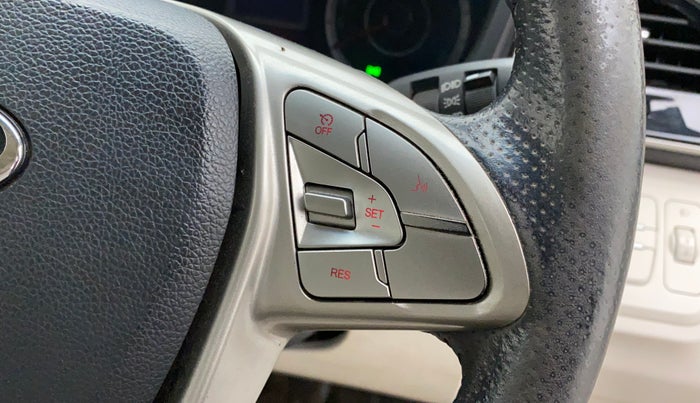 2019 Mahindra XUV300 W8 1.5 DIESEL, Diesel, Manual, 1,28,939 km, Adaptive Cruise Control