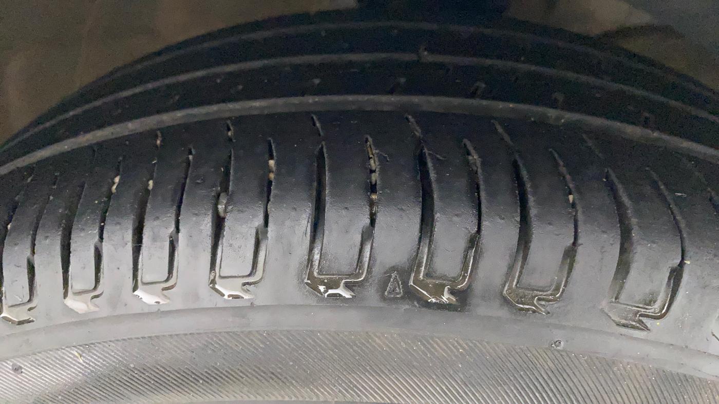 2018 Maruti Swift ZDI AMT, Diesel, Automatic, 1,04,595 km, Right Front Tyre Tread