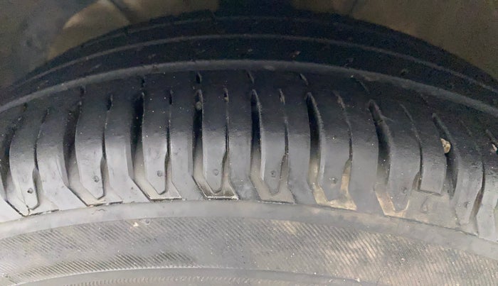 2018 Maruti Swift ZDI AMT, Diesel, Automatic, 1,04,595 km, Left Front Tyre Tread