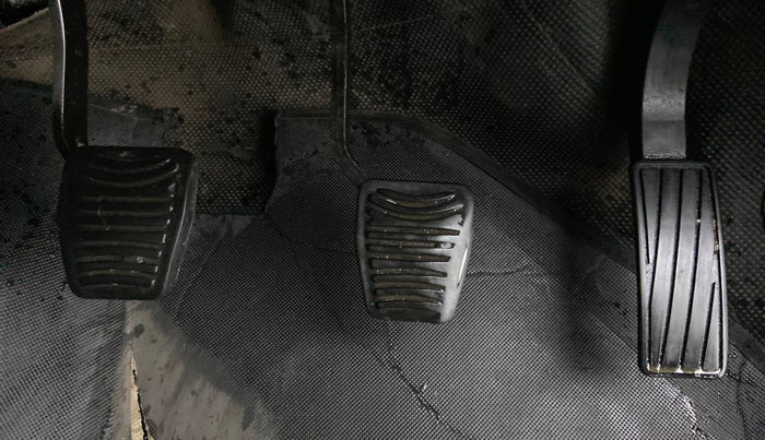 2016 Mahindra Kuv100 K8 6 STR, Petrol, Manual, 53,540 km, Pedals