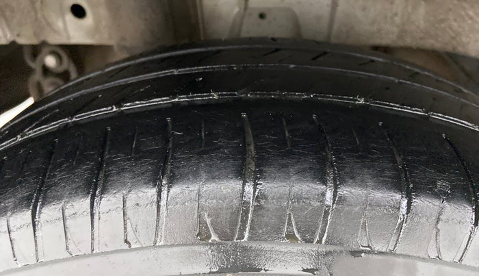 2016 Mahindra Kuv100 K8 6 STR, Petrol, Manual, 53,540 km, Right Rear Tyre Tread