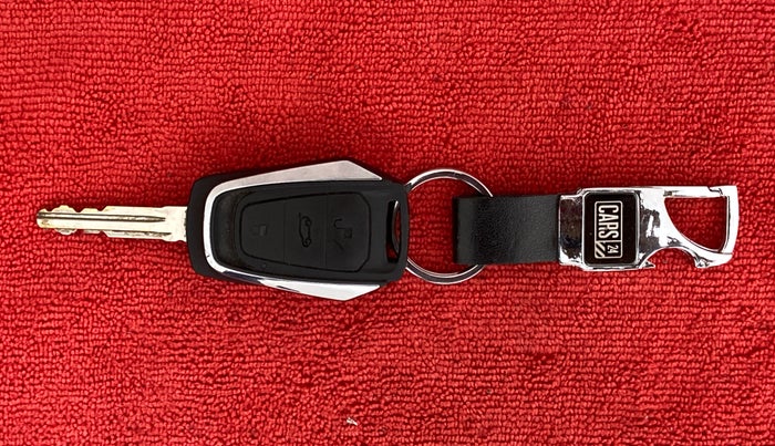 2016 Mahindra Kuv100 K8 6 STR, Petrol, Manual, 53,540 km, Key Close Up