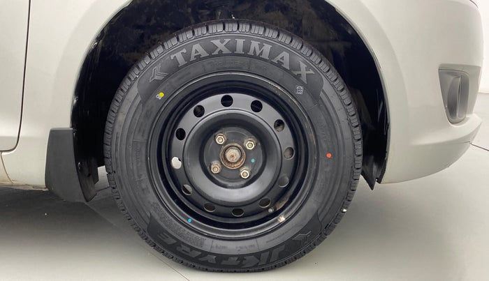 2013 Maruti Swift VXI D, Petrol, Manual, 61,924 km, Right Front Wheel