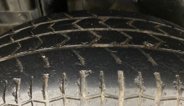2013 Maruti Swift VXI D, Petrol, Manual, 61,924 km, Right Rear Tyre Tread