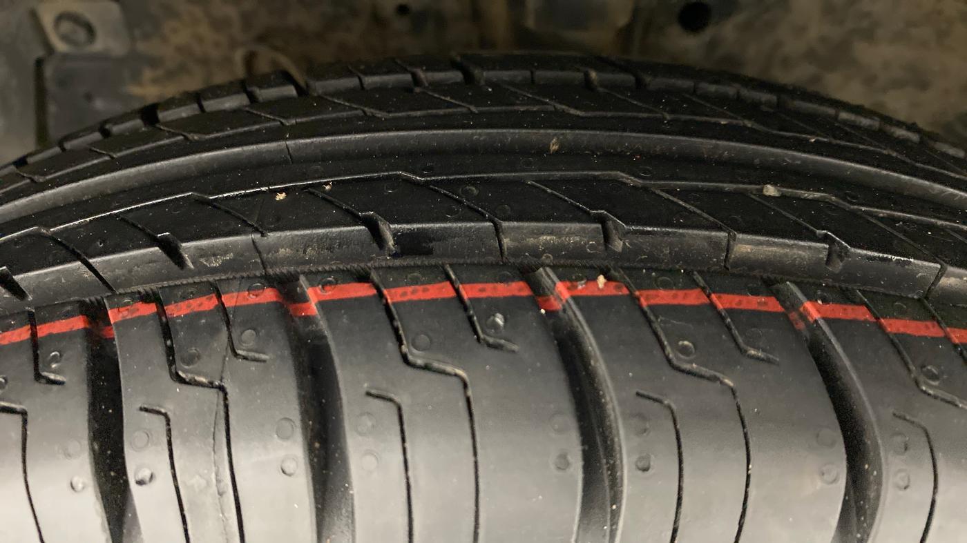 2013 Maruti Swift VXI D, Petrol, Manual, 61,924 km, Left Front Tyre Tread