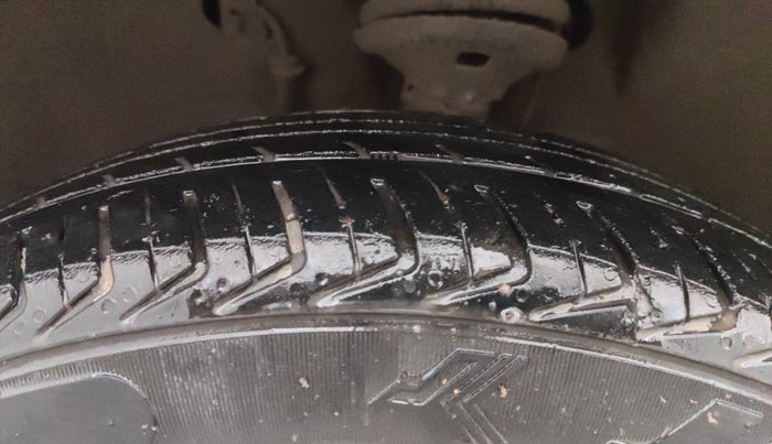 2016 Maruti Wagon R 1.0 VXI (O) AMT, Petrol, Automatic, 1,11,583 km, Left Front Tyre Tread