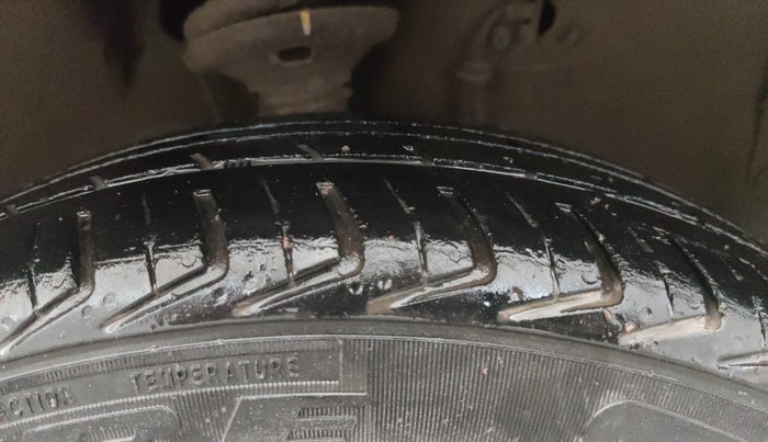 2016 Maruti Wagon R 1.0 VXI (O) AMT, Petrol, Automatic, 1,11,583 km, Right Front Tyre Tread