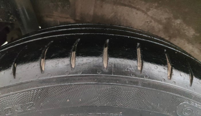 2016 Maruti Wagon R 1.0 VXI (O) AMT, Petrol, Automatic, 1,11,583 km, Right Rear Tyre Tread