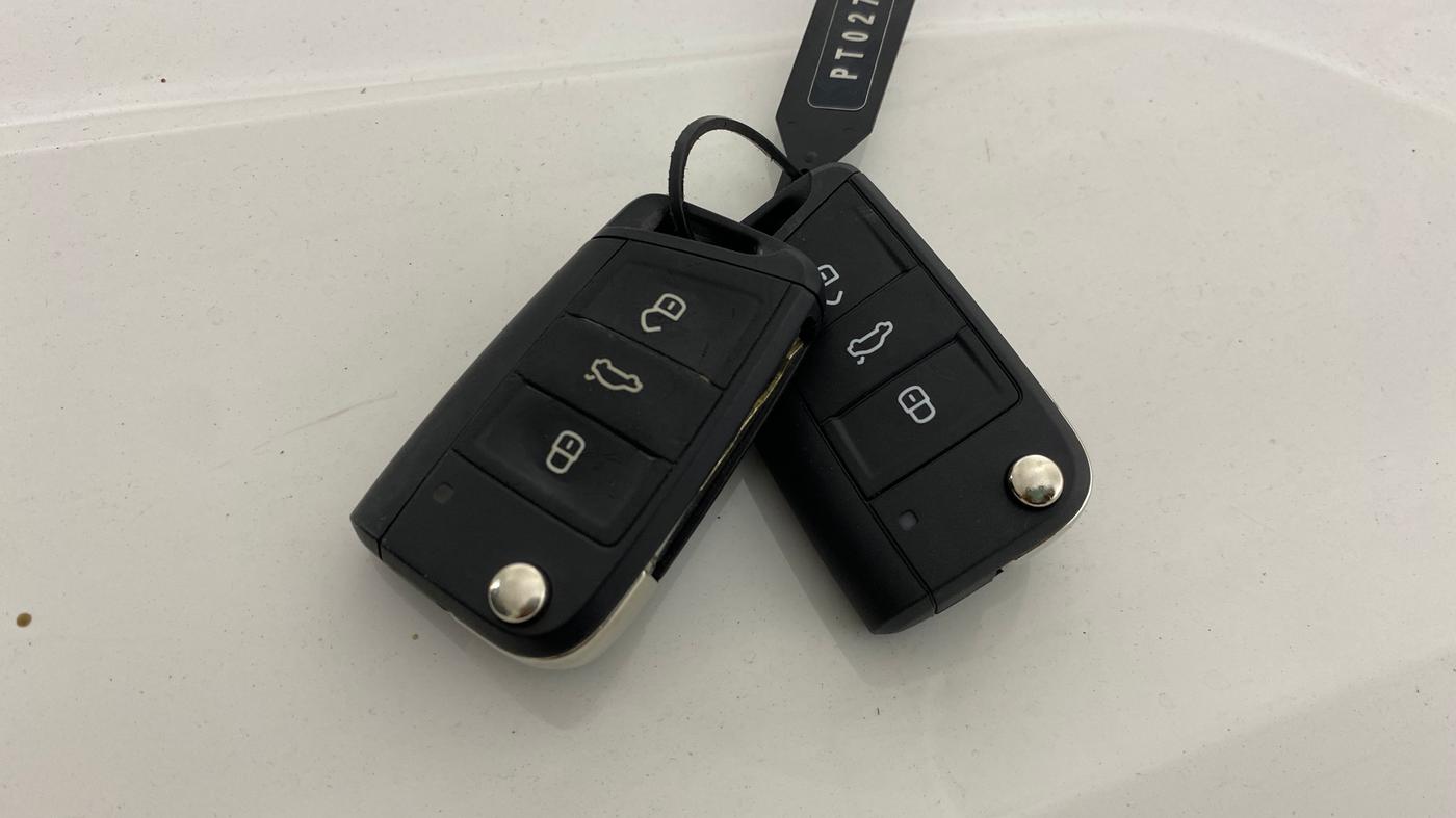 2023 Volkswagen TAIGUN TOPLINE 1.0 TSI MT, Petrol, Manual, 75,967 km, Key Close Up