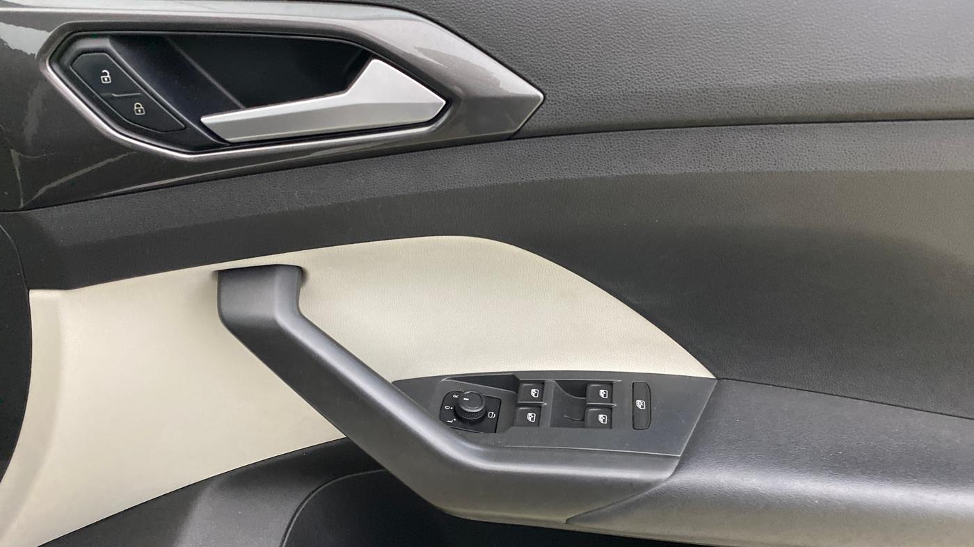 2023 Volkswagen TAIGUN TOPLINE 1.0 TSI MT, Petrol, Manual, 75,967 km, Driver Side Door Panels Control