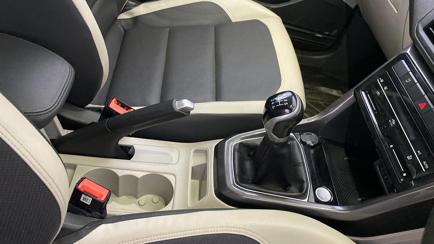 2023 Volkswagen TAIGUN TOPLINE 1.0 TSI MT, Petrol, Manual, 75,967 km, Gear Lever