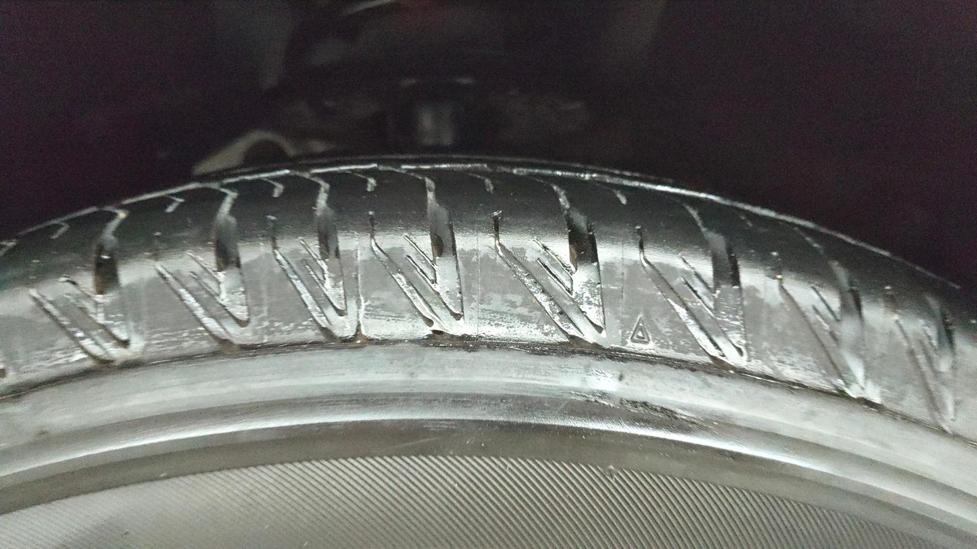 2025 Mahindra XUV700 AX 7 LUXURY P AT 7 STR, Petrol, Automatic, 8,456 km, Right Front Tyre Tread