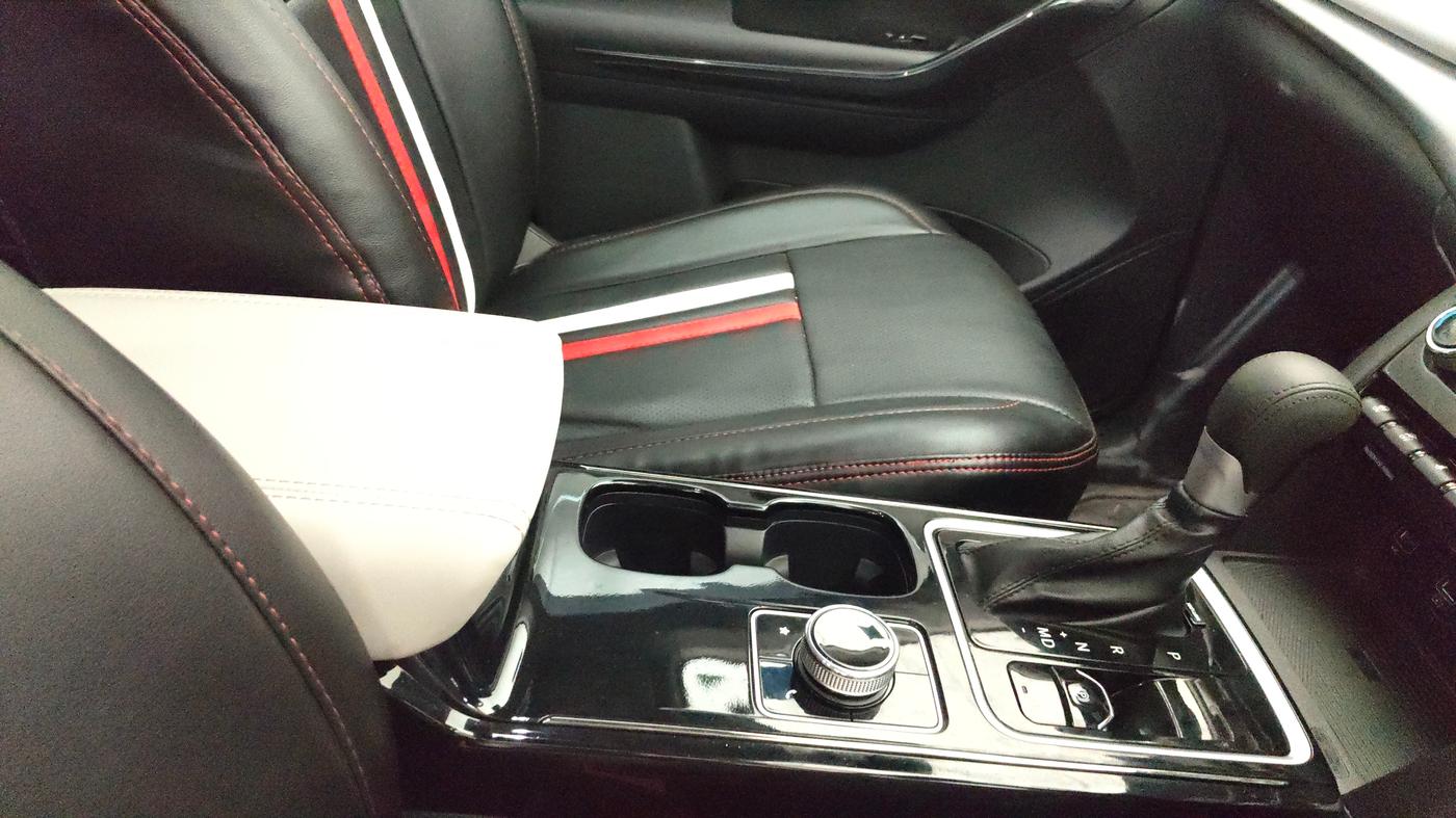 2025 Mahindra XUV700 AX 7 LUXURY P AT 7 STR, Petrol, Automatic, 8,456 km, Gear Lever