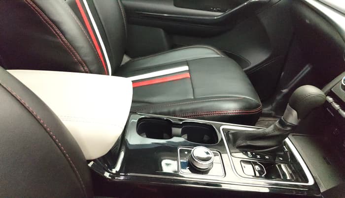 2025 Mahindra XUV700 AX 7 LUXURY P AT 7 STR, Petrol, Automatic, 8,456 km, Gear Lever