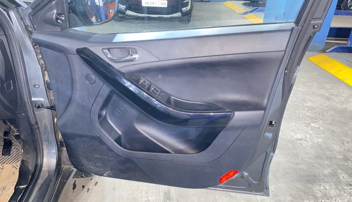 2024 Tata NEXON FEARLESS + SUNROOF DUAL TONE 1.2 PETROL, Petrol, Manual, 4,075 km, Driver Side Door Panels Control