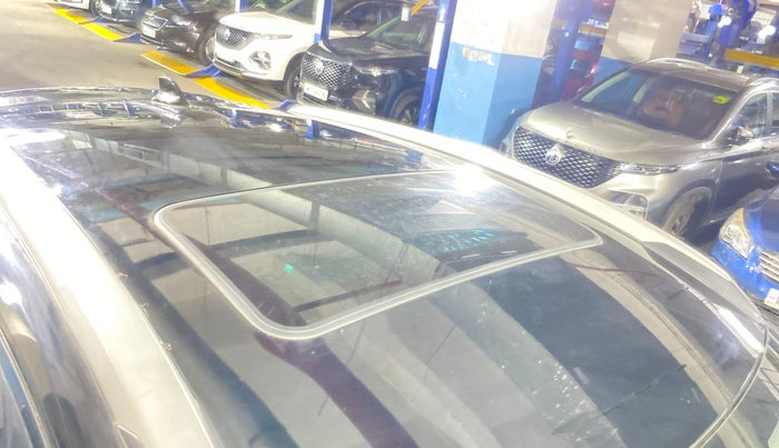 2024 Tata NEXON FEARLESS + SUNROOF DUAL TONE 1.2 PETROL, Petrol, Manual, 4,075 km, Moonroof/ Sunroof