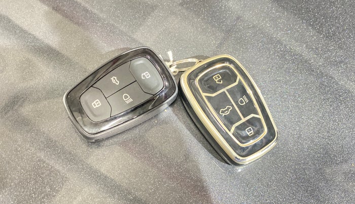 2024 Tata NEXON FEARLESS + SUNROOF DUAL TONE 1.2 PETROL, Petrol, Manual, 4,075 km, Key Close Up