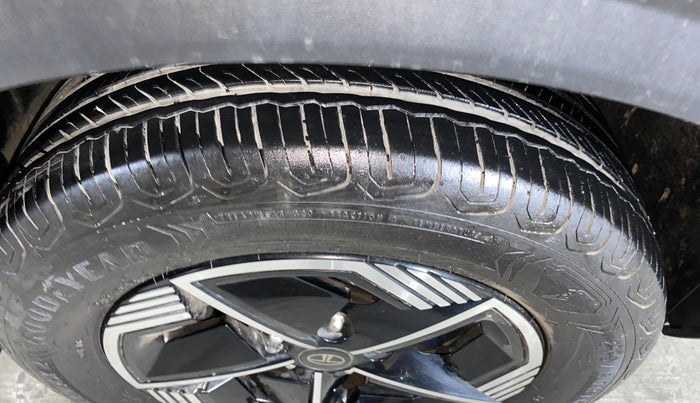 2024 Tata NEXON FEARLESS + SUNROOF DUAL TONE 1.2 PETROL, Petrol, Manual, 4,075 km, Right Front Tyre Tread