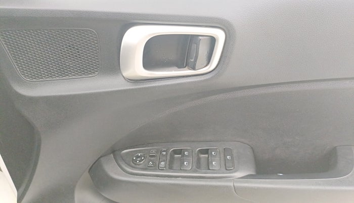 2021 Hyundai VENUE SX 1.5 CRDI, Diesel, Manual, 48,625 km, Driver Side Door Panels Control